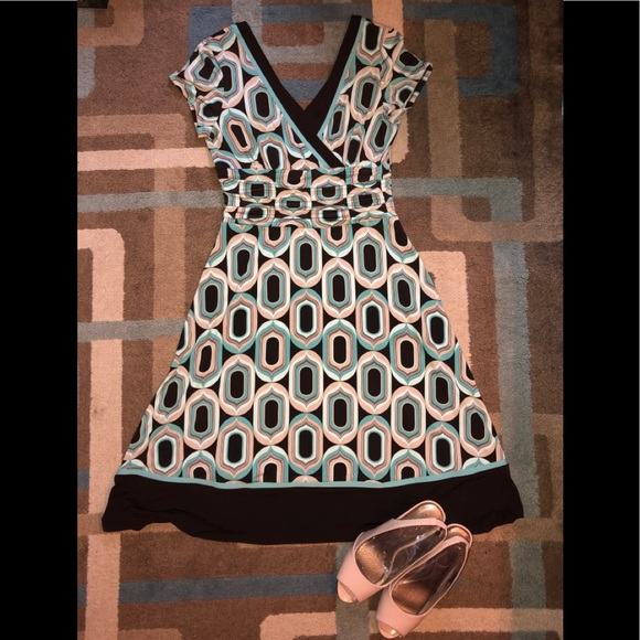 Sandra Darren Dresses & Skirts - 2 for $20 Fun & Stylish V-Neck Dress w/Cap Sleeves size 10